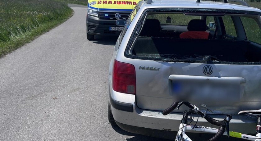 Rowerzysta najechał na stojący samochód / Fot. czytelnik