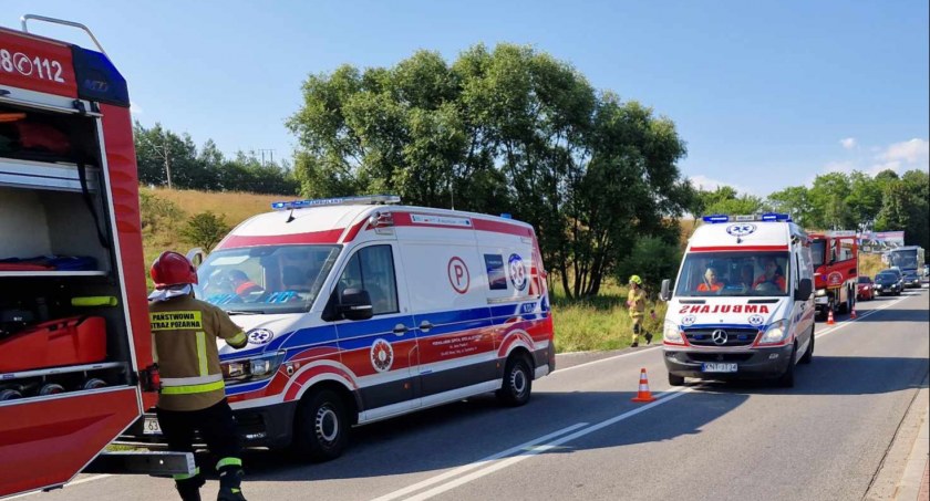 Samochód uderzył w przepust na zakopiance / Fot. czytelnik