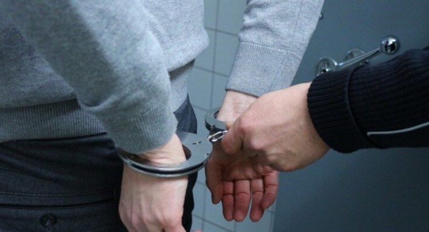 Policyjne, Nowotarski policjant służbie zatrzymał poszukiwanego listem gończym mężczyznę Ostrowska - zdjęcie, fotografia