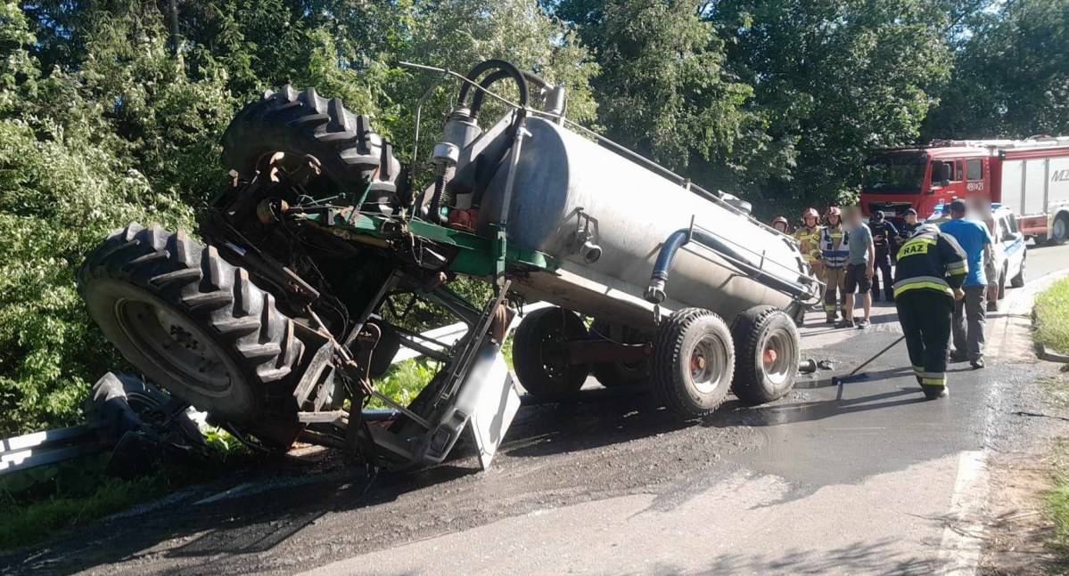 Wypadki, Ciągnik beczką szambo przewrócił zablokował drogę - zdjęcie, fotografia