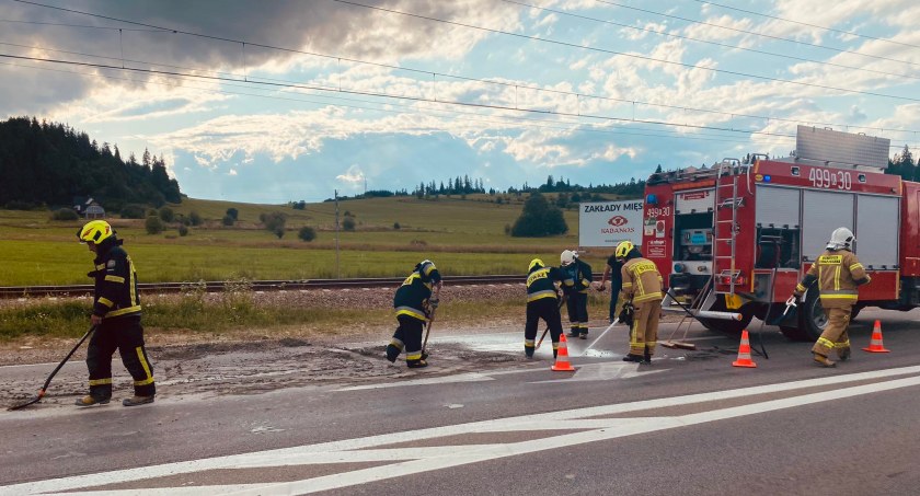 Zagrożenia miejscowe, Beton jezdni posprzątali strażacy - zdjęcie, fotografia