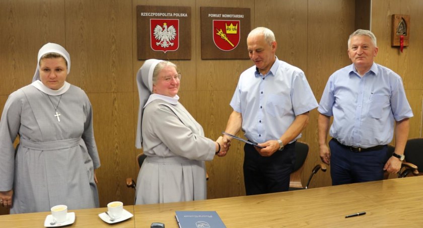 Samorząd, Podpisanie umowy powierzenie realizacji zadania publicznego - zdjęcie, fotografia