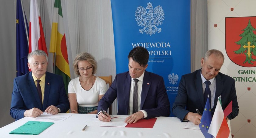 Samorząd, Umowy ramach Rządowego Funduszu Rozwoju Dróg podpisane - zdjęcie, fotografia