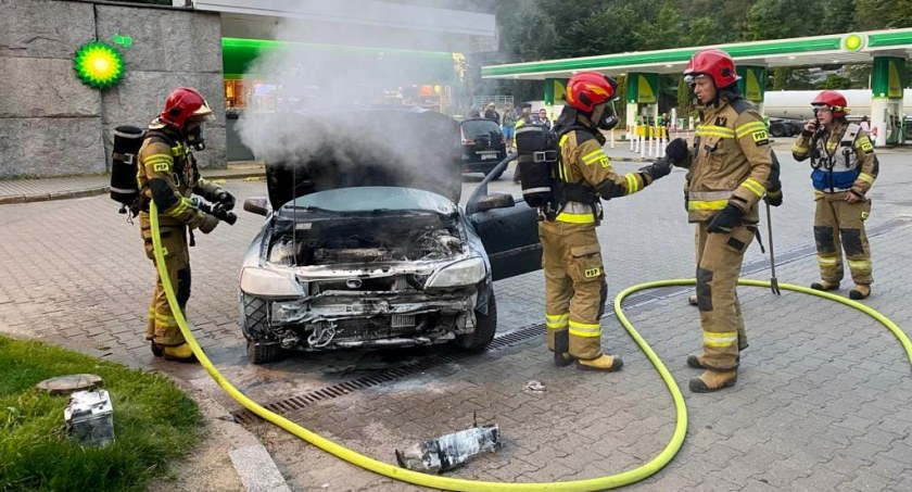 Pożar samochodu podczas tankowania