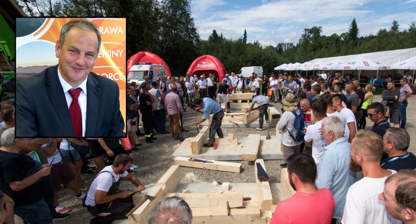 Targi, Targi Cieśli Chochołowie starosta nowotarski Krzysztof Faber wyjaśnia Ciesielskie Śpasy - zdjęcie, fotografia