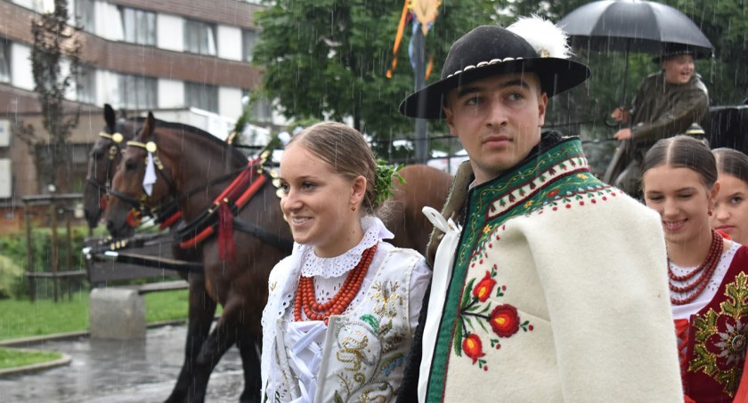 Festiwale, Dzień weselny podczas Międzynarodowego Festiwalu Folkloru Górskich - zdjęcie, fotografia