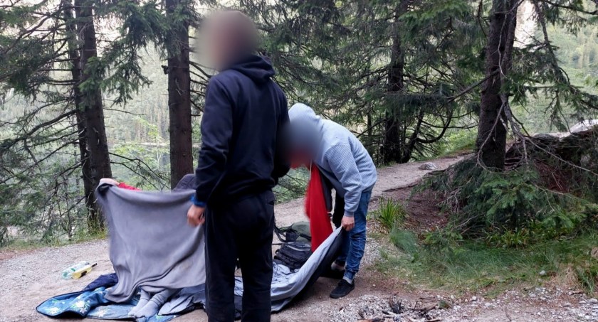 Nocleg pod gołym niebem w rejonie Morskiego Oka / Fot. TPN