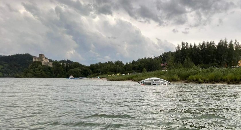 Zagrożenia miejscowe, Silny wiatr przewraca żaglówkę Jeziorze Czorsztyńskim - zdjęcie, fotografia