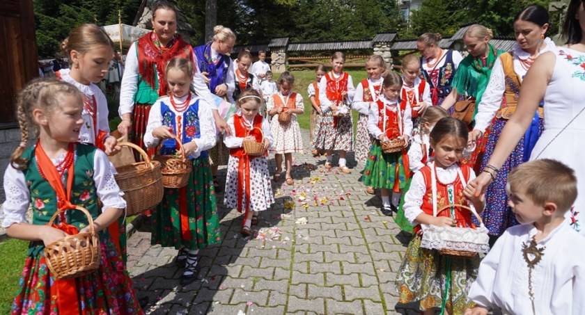 Religia, parafii Kościelisko odpustowa przewodnictwem Stanisława Dziwisza - zdjęcie, fotografia