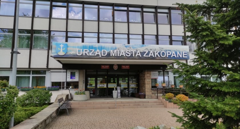 Drogi, Utrudnienia ruchu samochodowego pieszego Szkolnej Zakopanem - zdjęcie, fotografia