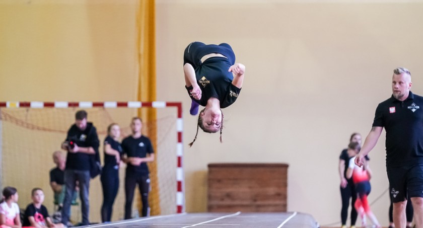 Sport szkolny, niedzielę Krościenkiem zawładną sportowcy akrobaci - zdjęcie, fotografia