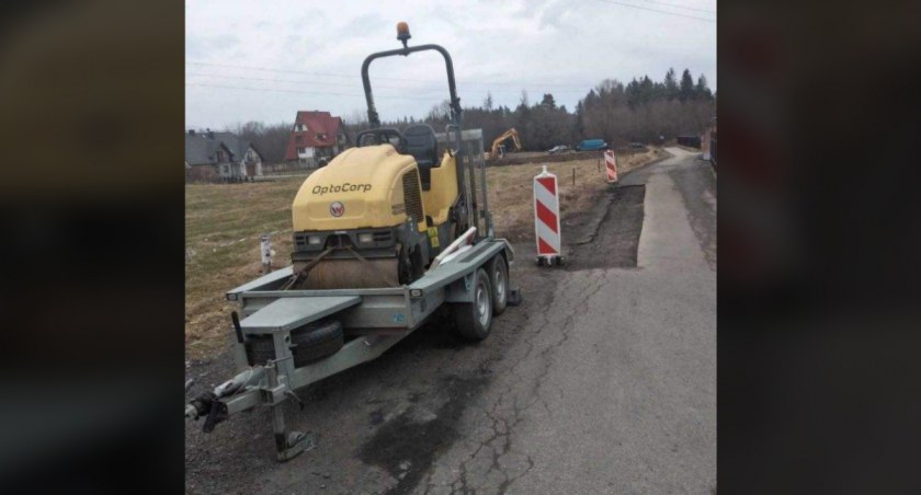 Policyjne, ukradł walec drogowy - zdjęcie, fotografia