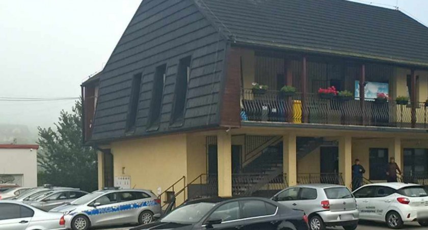 Zagrożenia miejscowe, Strażacy pomogli policjantom gniazdo budynku komisariatu - zdjęcie, fotografia