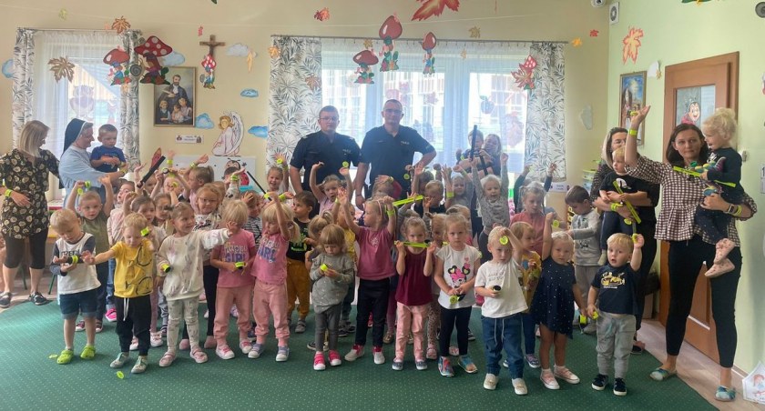 Prewencja i profilaktyka, Dzielnicowi Komisariatu Policji Szczawnicy edukowali dzieci - zdjęcie, fotografia