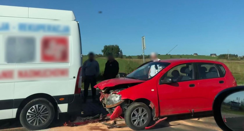 Samochód osobowy wbił się w dostawczaka / Fot. Góral Info
