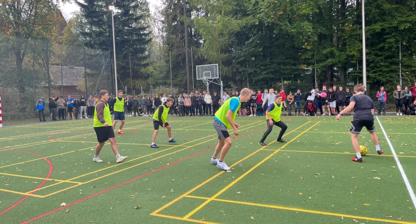Piłka nożna, boisko sportowe Zespole Szkół Budowlanych Zakopanem oddane użytku Mistrzostwa Szkoły Puchar Dyrektora Szkoły Piłce Nożnej - zdjęcie, fotografia