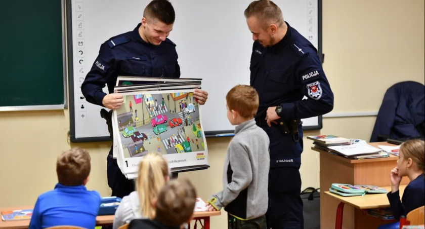 Policjanci z w Bukowiny Tatrzańskiej odwiedzają szkoły / Fot. KPP Zakopane