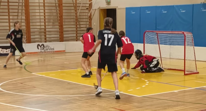 Hokej, Powiatowe Igrzyska Młodzieży Szkolnej unihokeju dziewcząt - zdjęcie, fotografia