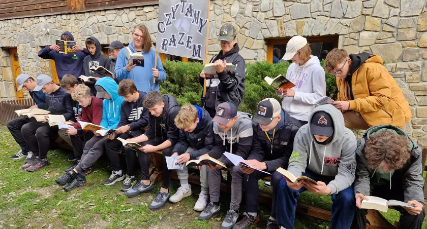 Edukacja, Budowlanka czyta akcja „Przerwa czytanie” - zdjęcie, fotografia