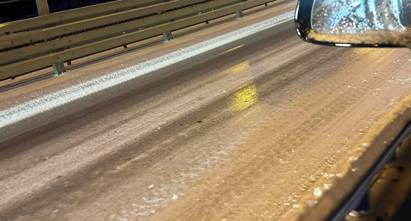 Zdjęcie śliskiej drogi 