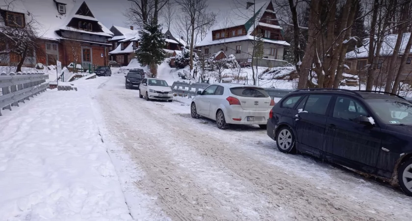 Drogi, Parkują mostku zastawiają wjazd Budowlanki - zdjęcie, fotografia