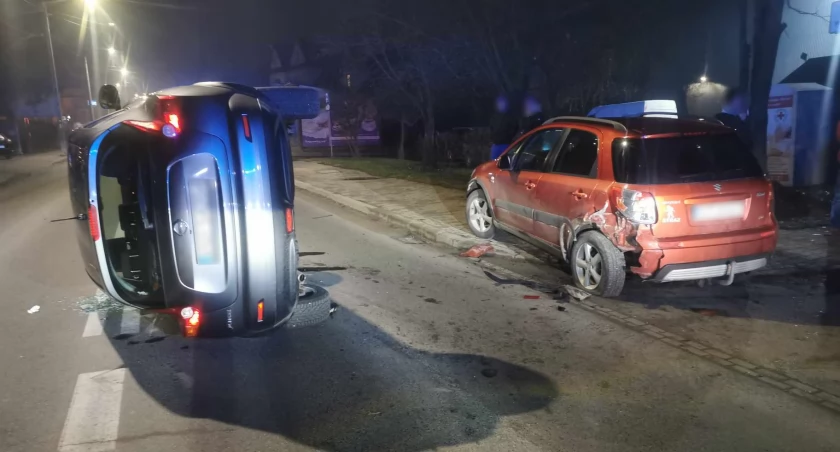 Samochód zatrzymał się na boku / Fot. Krauzowicz Pomoc Drogowa