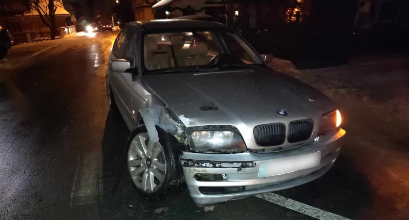 BMW zderzyło się z Nissanem - Fot. Krauzowicz Pomoc Drogowa