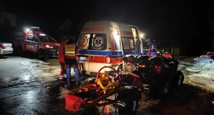 Transport poszkodowanego ze Schroniska PTTK na Hali Krupowej / Fot. GOPR