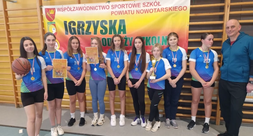 Sport szkolny, Powiatowe Igrzyska Młodzieży Szkolnej koszykówce dziewcząt - zdjęcie, fotografia