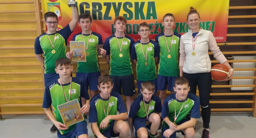 Sport szkolny, Powiatowe Igrzyska Młodzieży Szkolnej koszykówce chłopców - zdjęcie, fotografia
