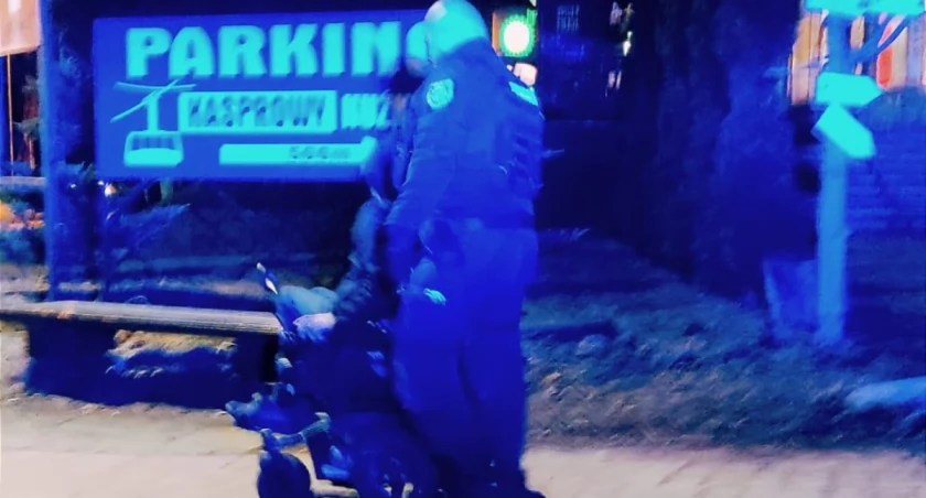 Policjanci pomogli niepełnosprawnemu mężczyźnie / Fot. KPP Zakopane