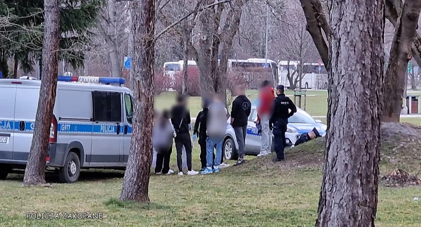 Młodzież spożywała alkohol zachowując się  głośno i wulgarnie /Fot. KPP Zakopane