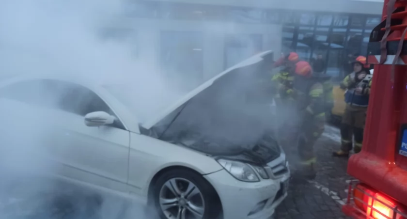 Na parkingu zapalił się samochód / Fot. KP PSP Zakopane