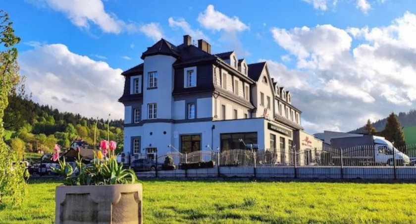 Pięknie oświetlony, Hotel Alpin w Szczyrku, podczas zachodzącego słońca