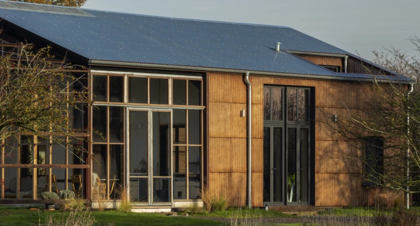 Flat House, Margent Farm, Wielka Brytania – dom z paneli drewniano-konopnych. Zdjęcie: Oskar Proctor/materiały prasowe Practice Architecture