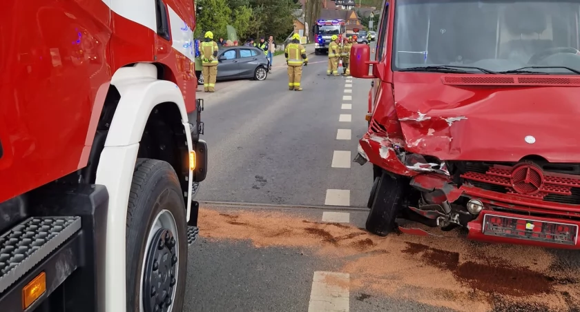 Zderzenie samochodu osobowego z busem na zakopiance / Fot. KP PSP Zakopane