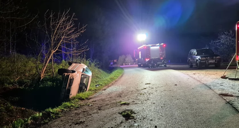 Samochód zatrzymał się w przydrożnym rowie / Fot. OSP Szczawnica
