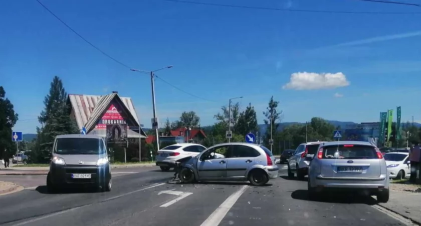 Samochód uderzył w holowane auto / Fot. Czytelnik