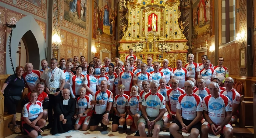 Zdjęcie uczestników XVI Góralskiej Pielgrzymki Rowerowei w Sanktuarium Matki Bożej Ludźmierskiej