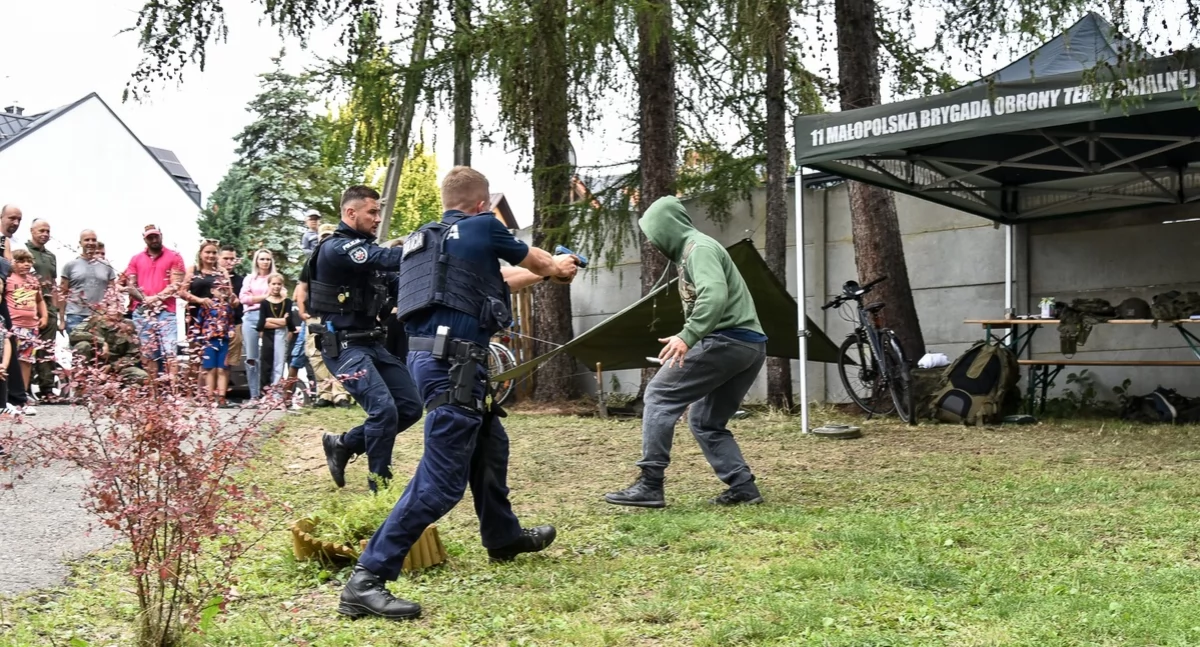 Festyny i pikniki, Charytatywny piknik rodzinny okazji lecia Ligii Obrony Kraju - zdjęcie, fotografia