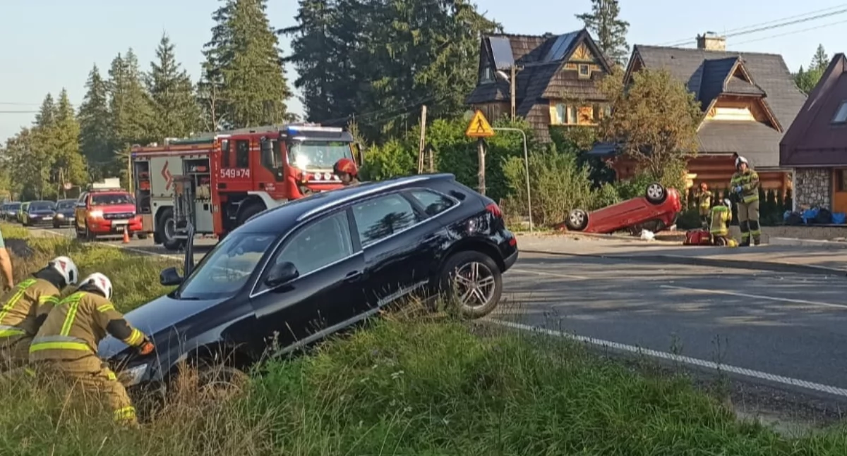 Zderzenie samochodów - jeden dachował, drugi zatrzymał się w rowie / Fot. KP PSP Zakopane