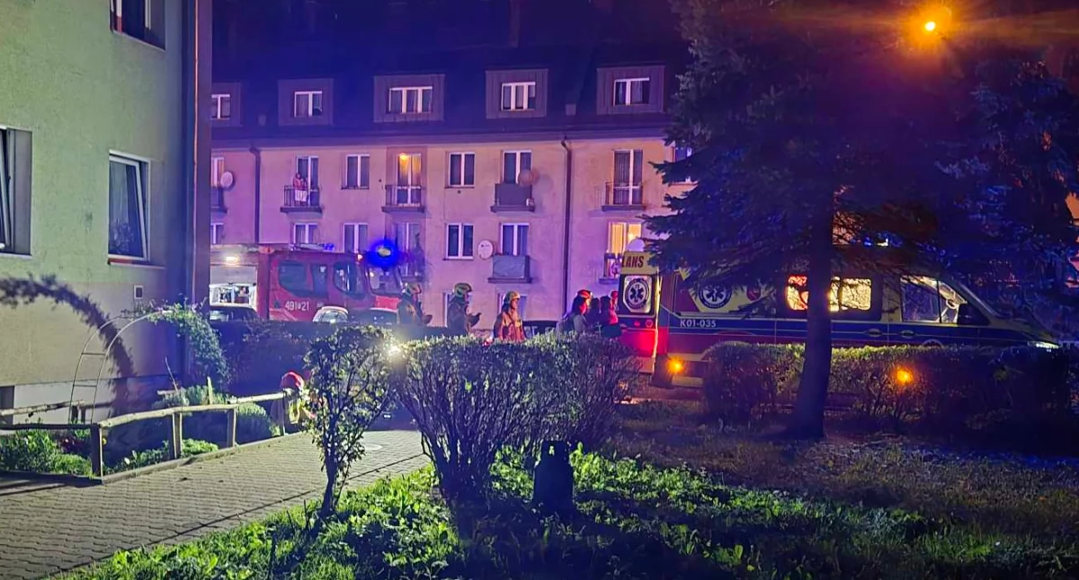 Akcje ratunkowe, Poszkodowana kobieta wyciek bloku Nowym Targu - zdjęcie, fotografia