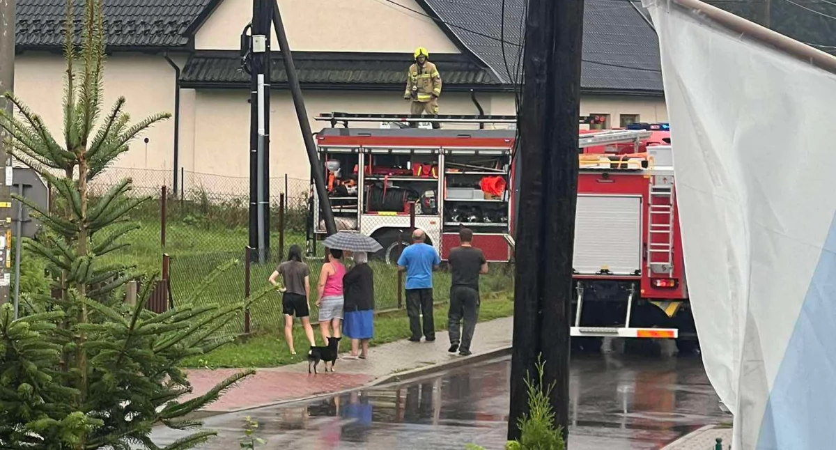 Akcje ratunkowe, przeżył upadku studni tragedia Zaskalu - zdjęcie, fotografia