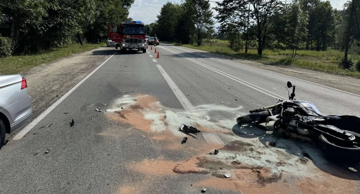 Zderzenie motocykla i dwóch samochodów /Fot. czytelnik