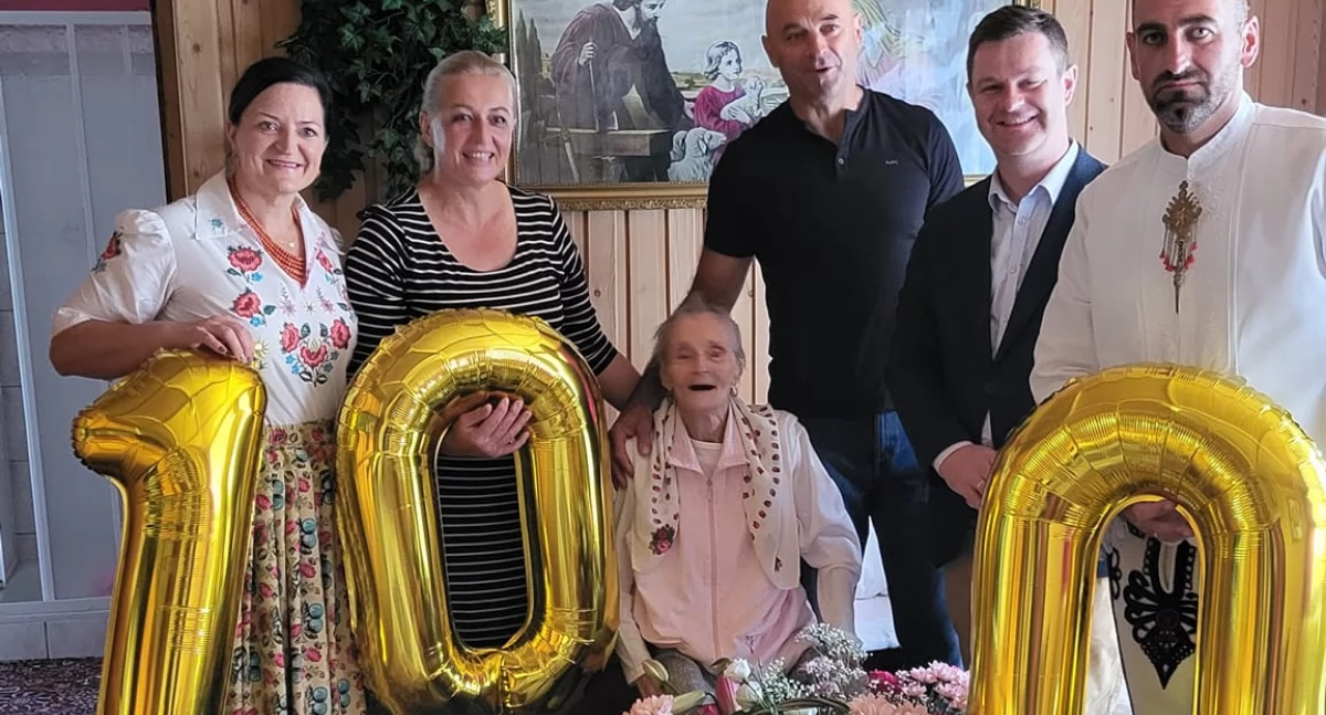 Zdjęcie jubilatki Stanisławy Kois z gośćmi 