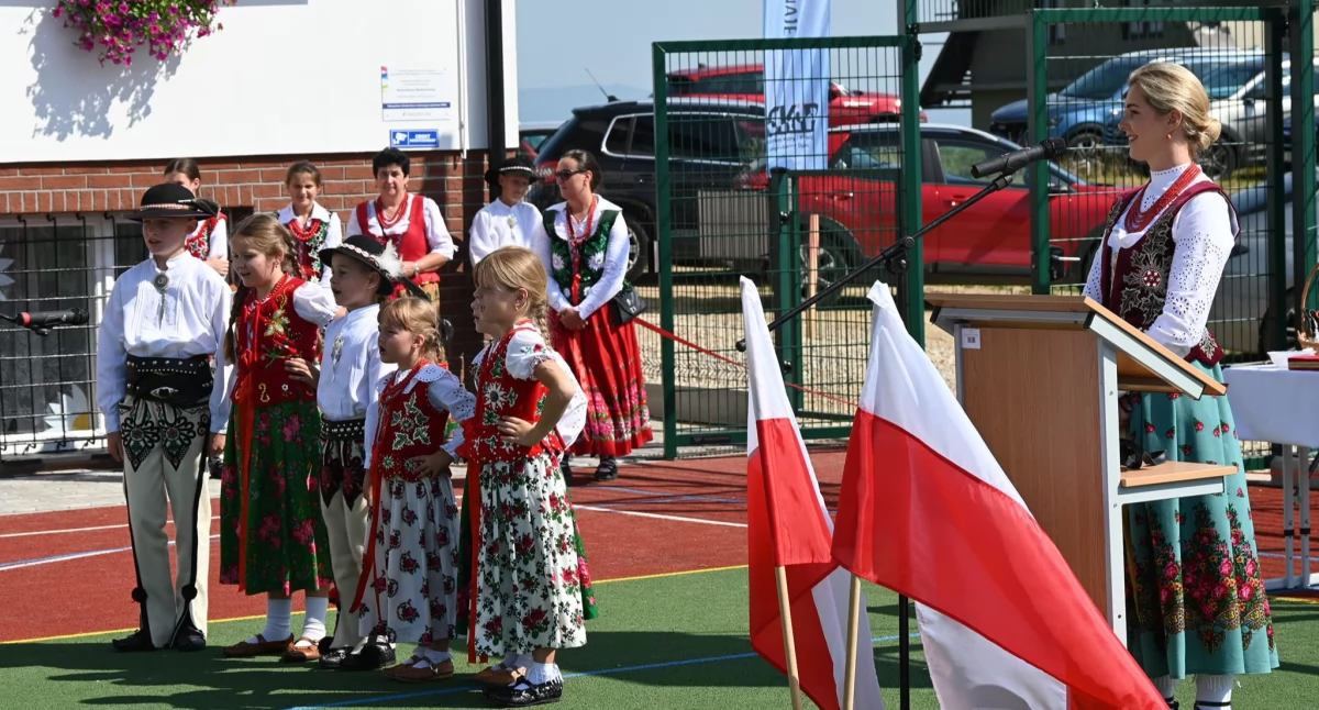Edukacja, Otwarcie wyremontowanej szkoły Czerwinnem Dolnem - zdjęcie, fotografia