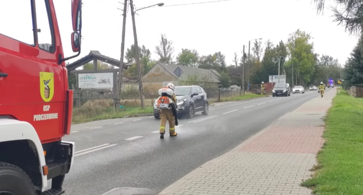 Zagrożenia miejscowe, Wycieki drogach zagrożeniem kierowców motocyklistów akcja strażacka Podczerwonem - zdjęcie, fotografia
