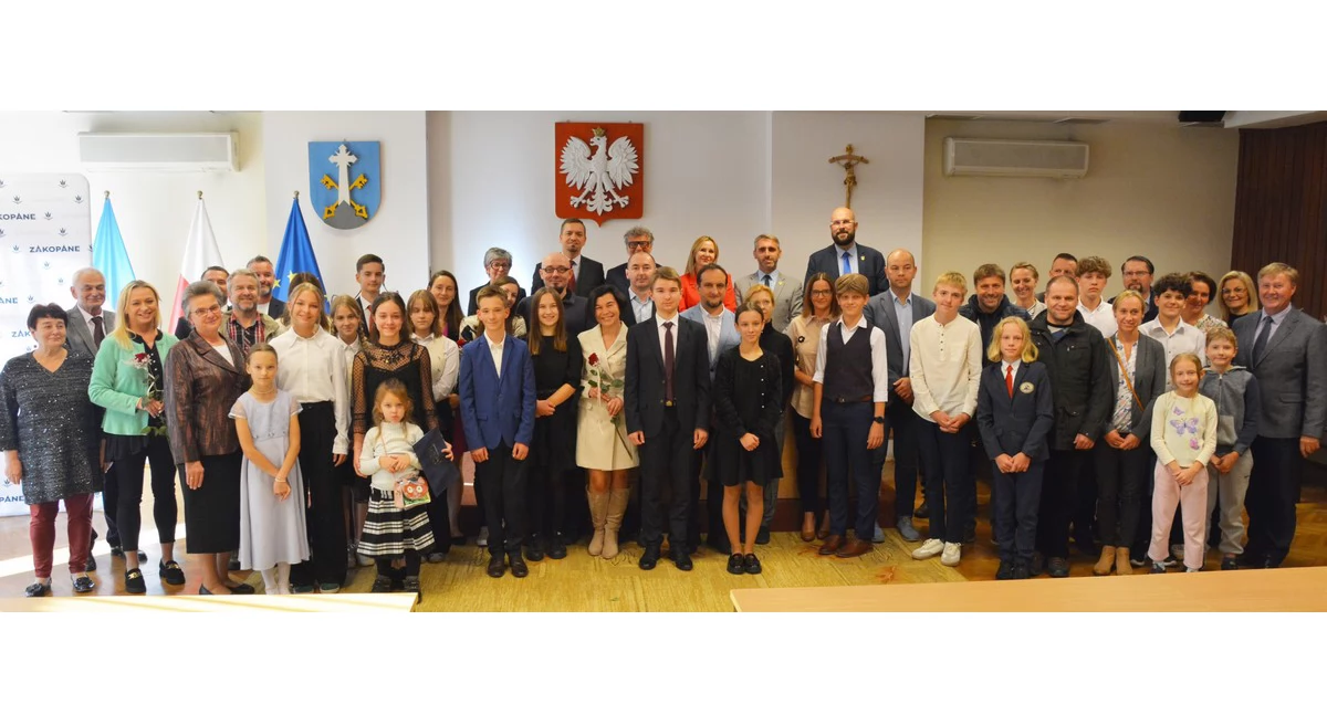 Samorząd, Stypendia burmistrza Zakopanego rozdane uzdolnieni uczniowie nagrodzeni wybitne osiągnięcia - zdjęcie, fotografia