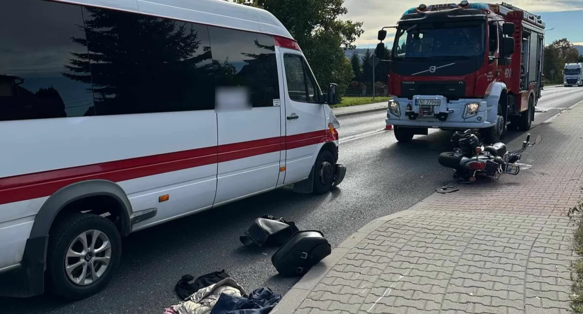 Wypadki, Zderzenie motocykla busem Skawie osoby poszkodowane - zdjęcie, fotografia