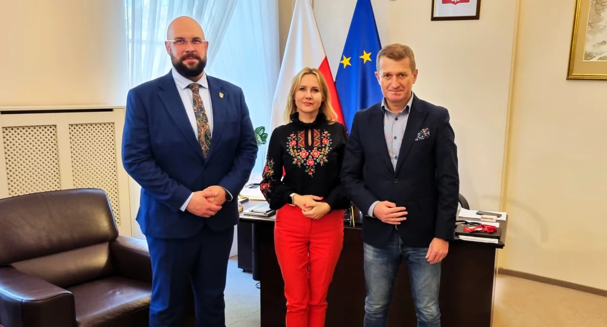 Burmistrzowie Zakopanego Łukasz Filipowicz i Iwona Grzebyk-Dulak z wiceministrem sportu i turystyki Ireneuszem Rasiem
